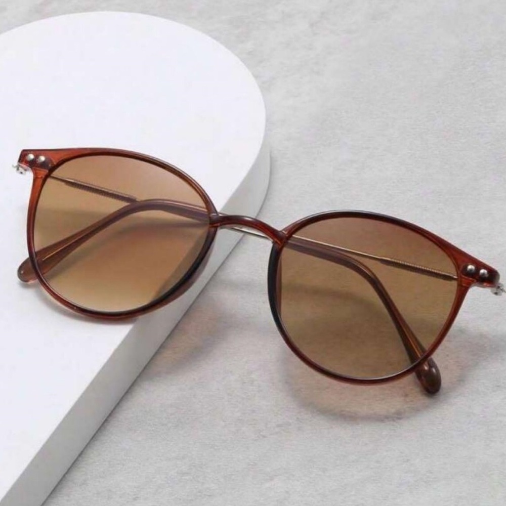 Round Brown Gradient Sunglasses - image 2